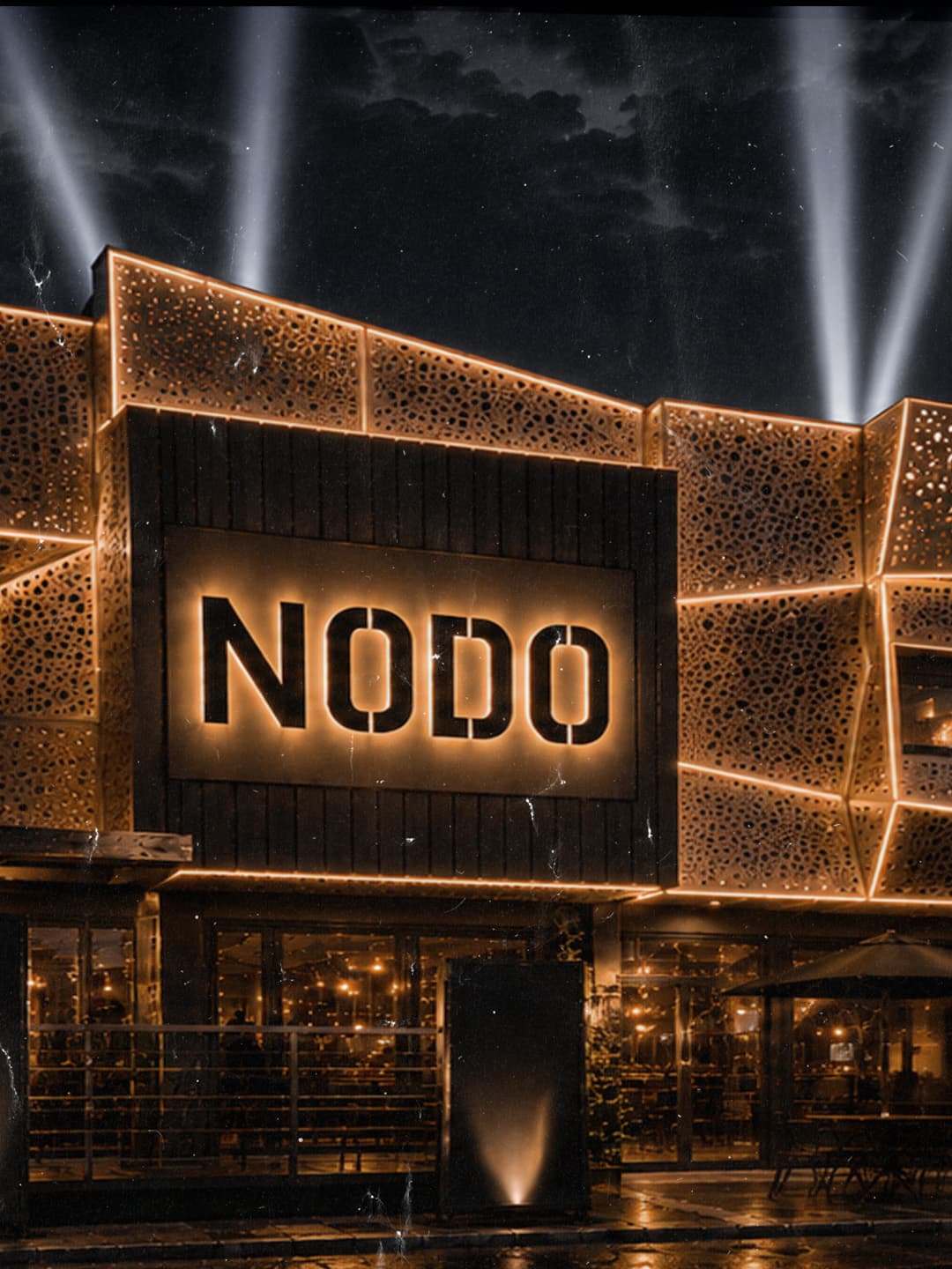 Fachada de Nodo Social Club de noche